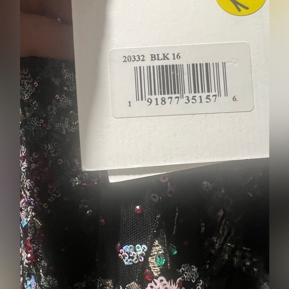 Mac Duggal 20332 NWT Black Floral Embellished Plunge Gown - Picture 5 of 5